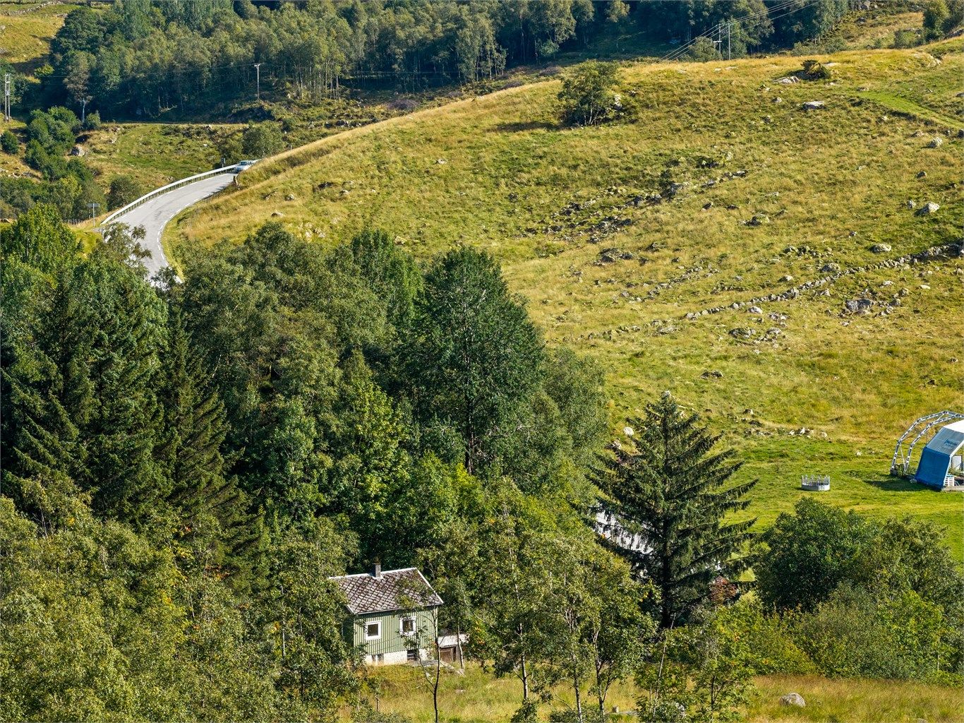 Eiendommen ligger i landlig terreng i Søredalen.