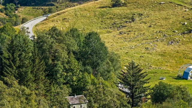 Eiendommen ligger i landlig terreng i Søredalen.