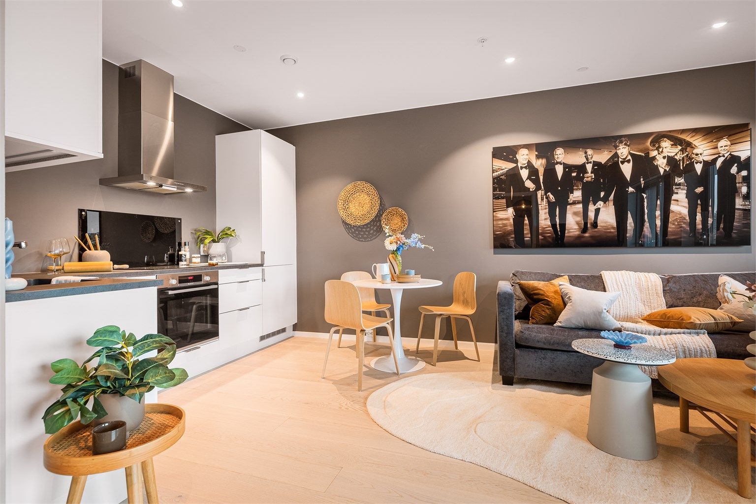 - Lekker leilighet med balansert ventilasjon, lys og fin 1-stavs parkett og tidløst kjøkken med integrerte hvitevarer -