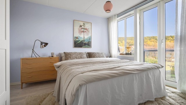 Hovedsoverommet er av god størrelse og har god plass til både stor dobbeltseng og tilhørende nattbord