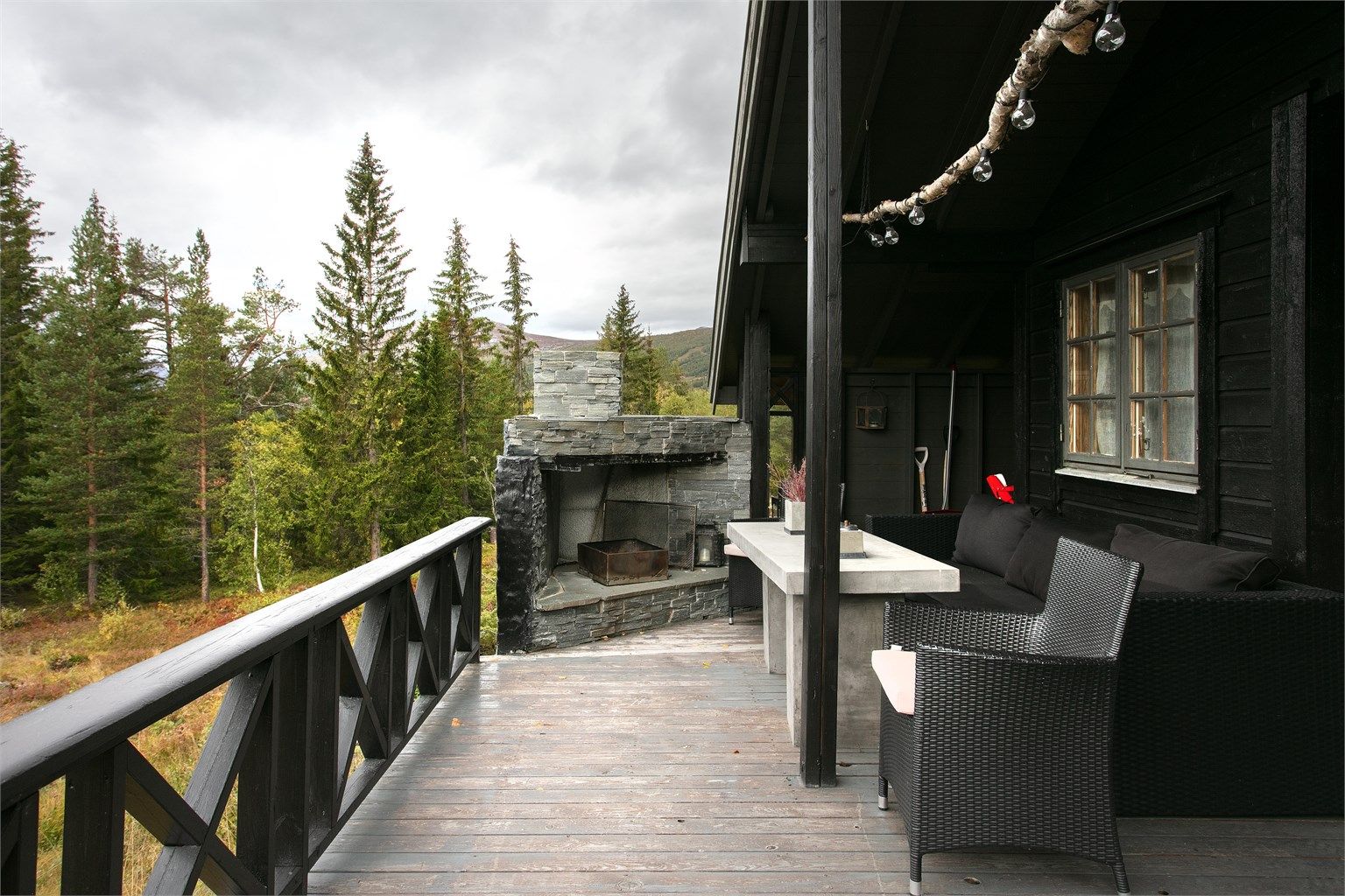 Utepeisen skaper en trivelig samlingsplass på terrassen året rundt.