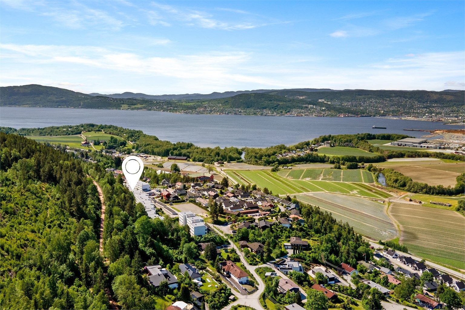 Boligblokken ligger flott til i Linneslia som ligger på Liers solside med sen kveldssol i sommerhalvåret