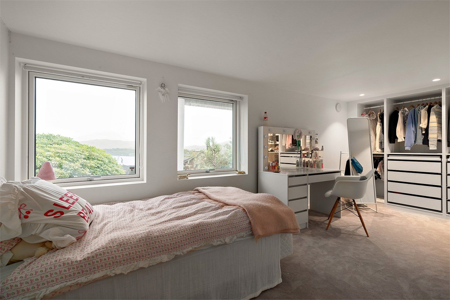 Soverom  med god skapplass. Teppe på gulv. Vannbåren gulvvarme