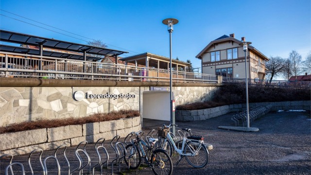 Lørenskog stasjon ligger i nærheten innenfor sone 1 til Oslo. Til Oslo tar det 18 minutter og Lillestrøm 11 minutter med toget.
