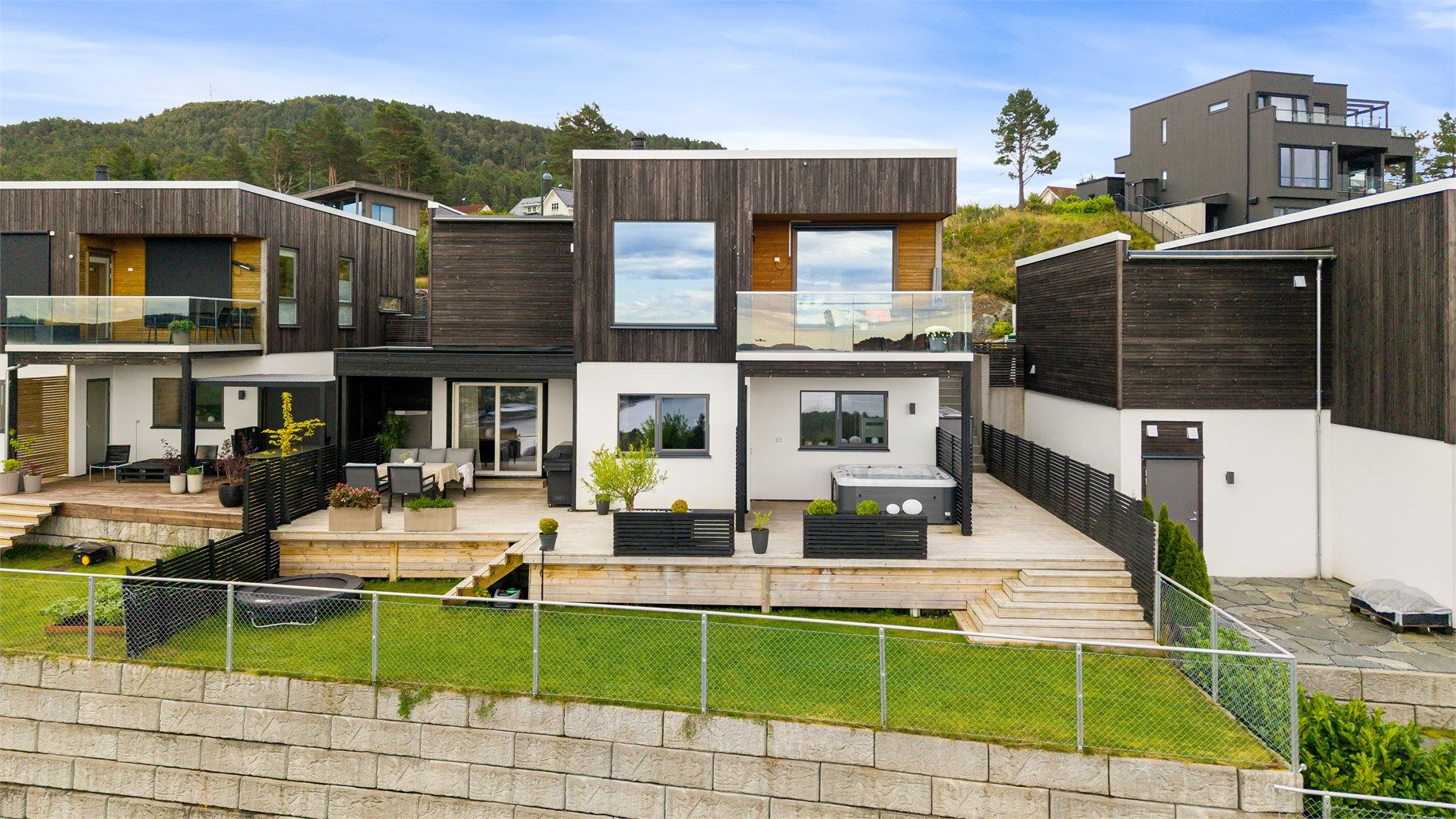 Boligen har vestvendt orientering og stor markterrasse på 60 kvm i underetasjen og balkong på 26 kvm i hovedetasjen