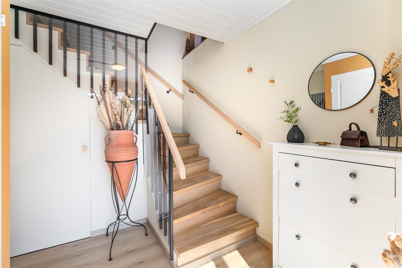 Trappen mellom etasjene er plassbygget og leder mellom kjøkkenet og hoveddelens nye entré i underetasjen.