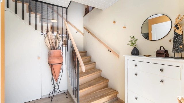Trappen mellom etasjene er plassbygget og leder mellom kjøkkenet og hoveddelens nye entré i underetasjen.