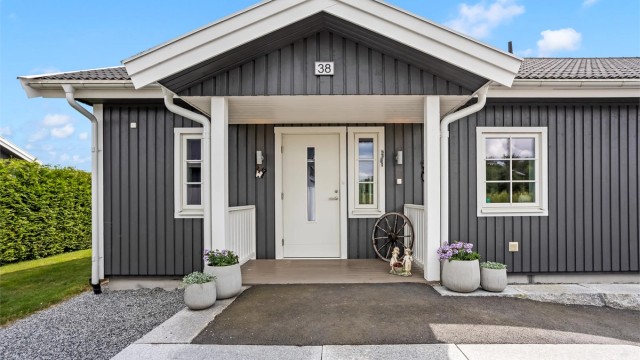 Papirvegen 38 er en familievennlig enebolig fra 2021 med alt på ett plan.