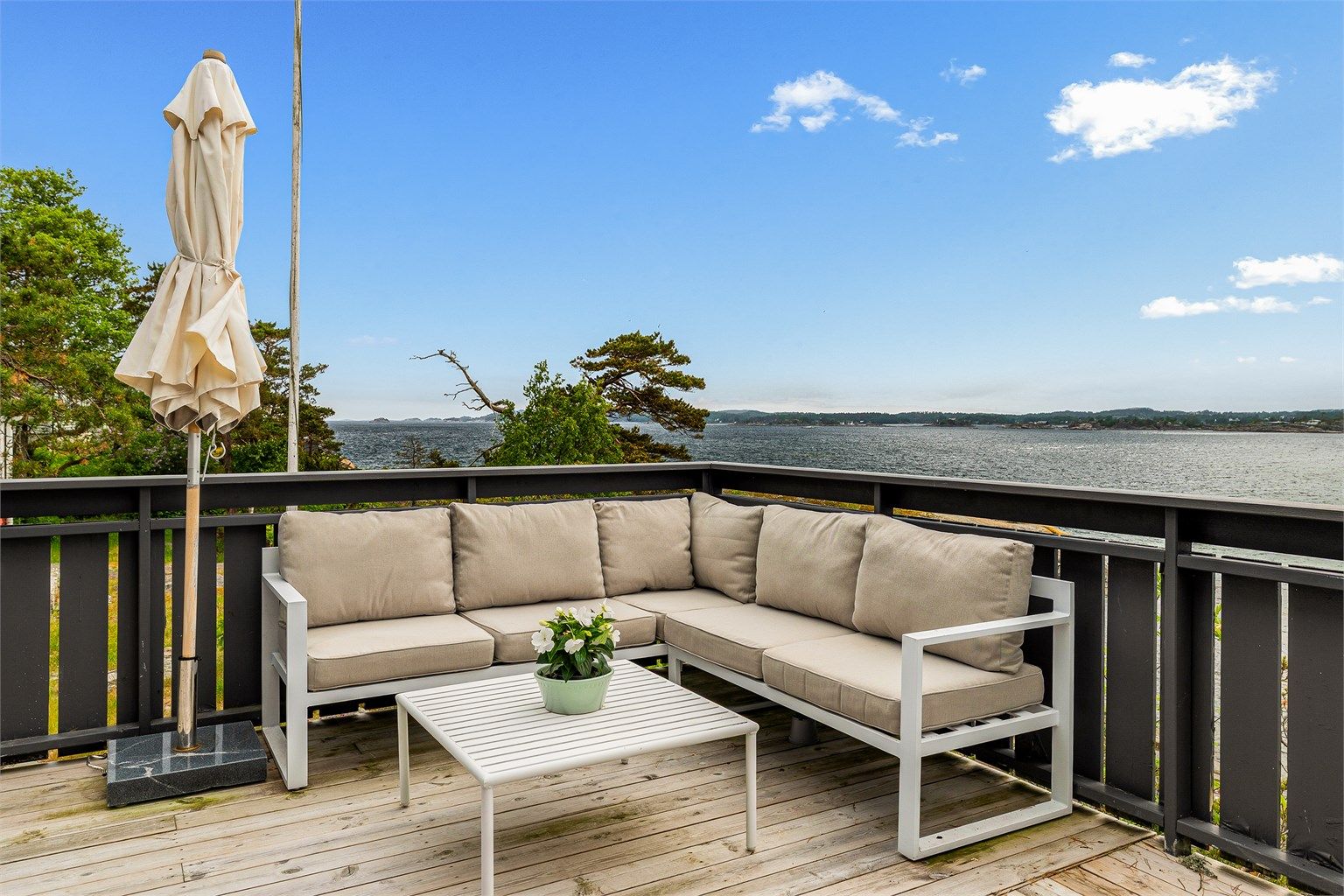 Nyt late sommerdager ved egen sjølinje.