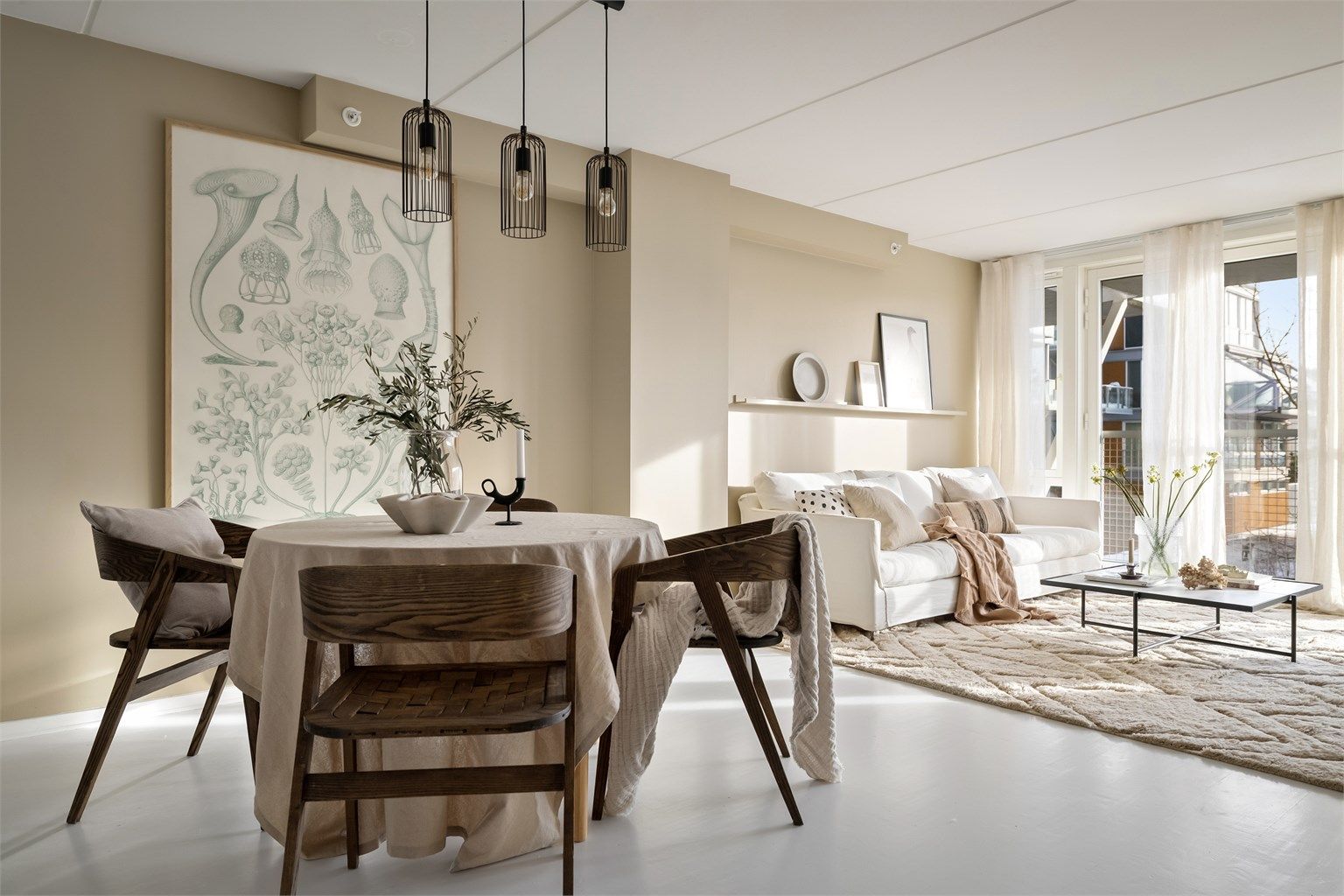 God plass til spisebord med plass til en stor familie eller mange gjester