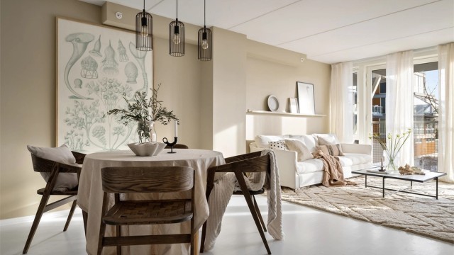 God plass til spisebord med plass til en stor familie eller mange gjester