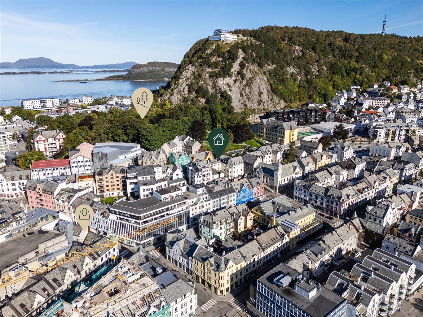  Byparken ligger like ved, som gir enkel tilgang til turstien videre langs Borgernes veg og trappene til Fjellstua og turstiene på Byfjellet. Videre er det kort veg til både treningssenter og kjøpesenter