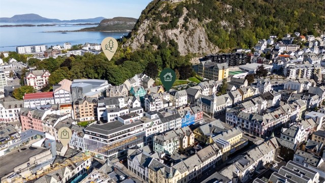 Byparken ligger like ved, som gir enkel tilgang til turstien videre langs Borgernes veg og trappene til Fjellstua og turstiene på Byfjellet. Videre er det kort veg til både treningssenter og kjøpesenter