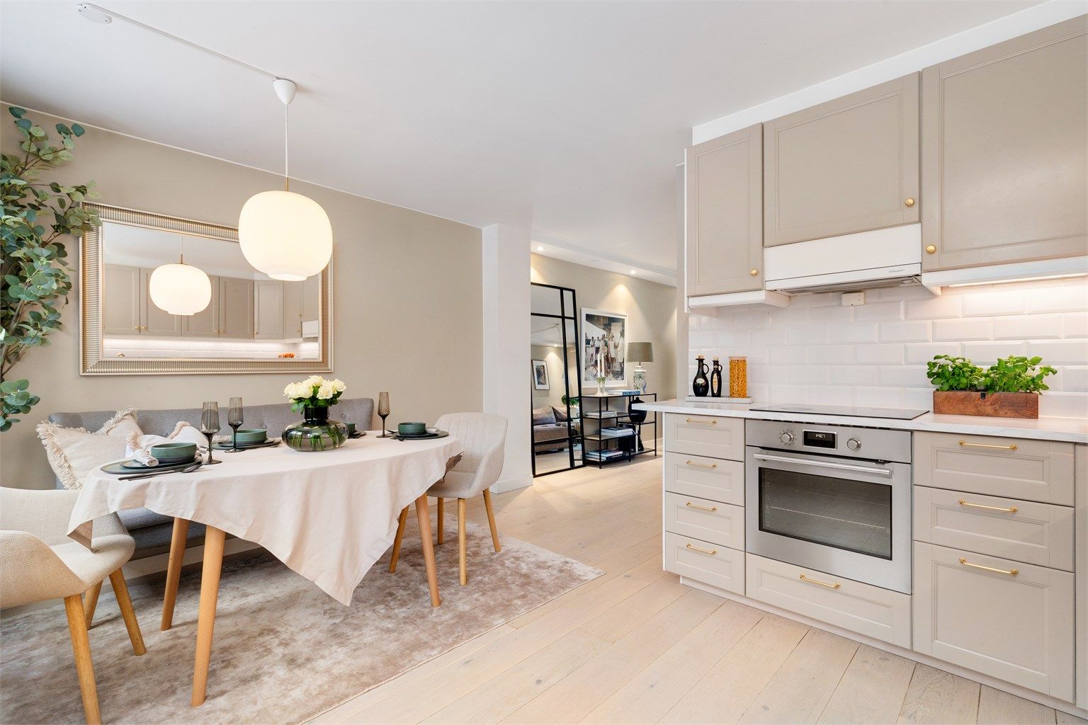 Rommet har delvis åpen løsning mot stuen, med naturlig plass til spisebord i overgangen mellom sonene stue/kjøkken. Foto: Hanne Bruland/FotoHanne