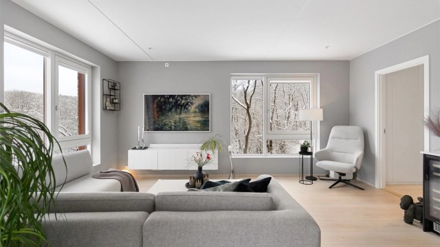 Rommet byr på fleksible møbleringsmuligheter med plass til både sofagruppe, TV-seksjon, spisebord og annet ønsket møblement