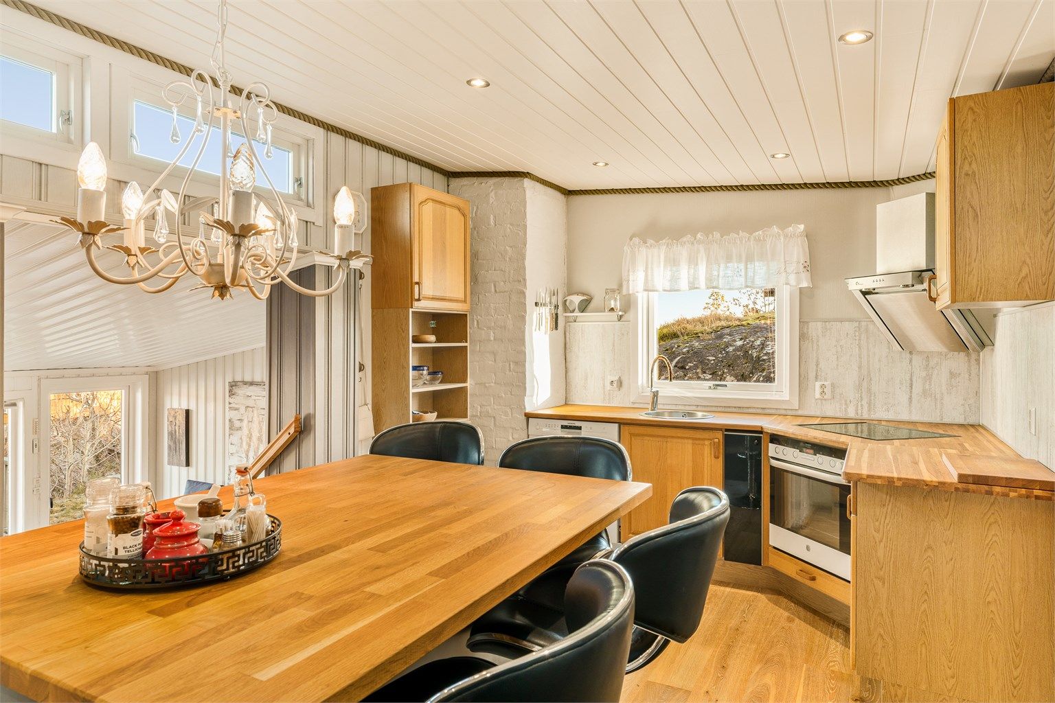 Kjøkkeninnredningen i tre gir en varm og tradisjonell hyttefølelse.