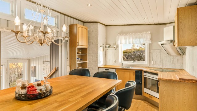 Kjøkkeninnredningen i tre gir en varm og tradisjonell hyttefølelse.