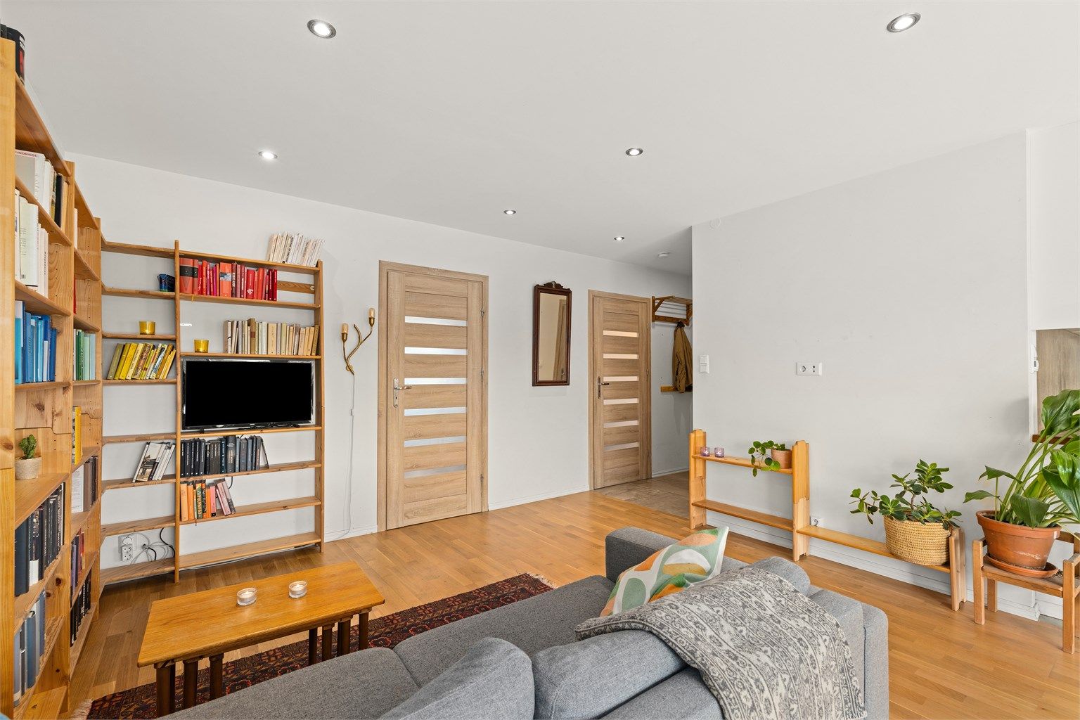 Leiligheten har en gjennomgående planløsning med malte, lyse flater