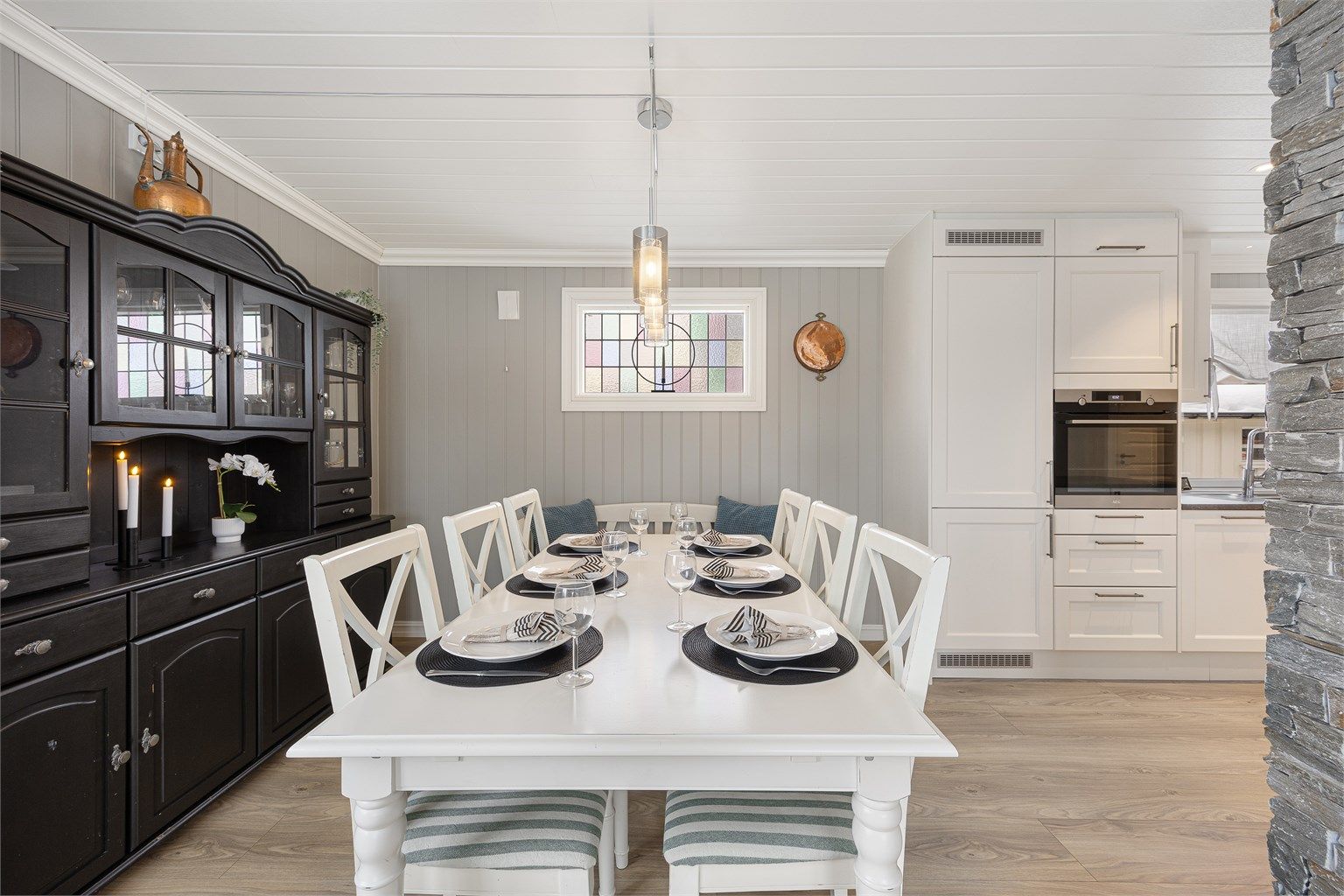 Spiseplassen har et sjarmerende blyglassvindu fra byggeåret som gir rommet særpreg.