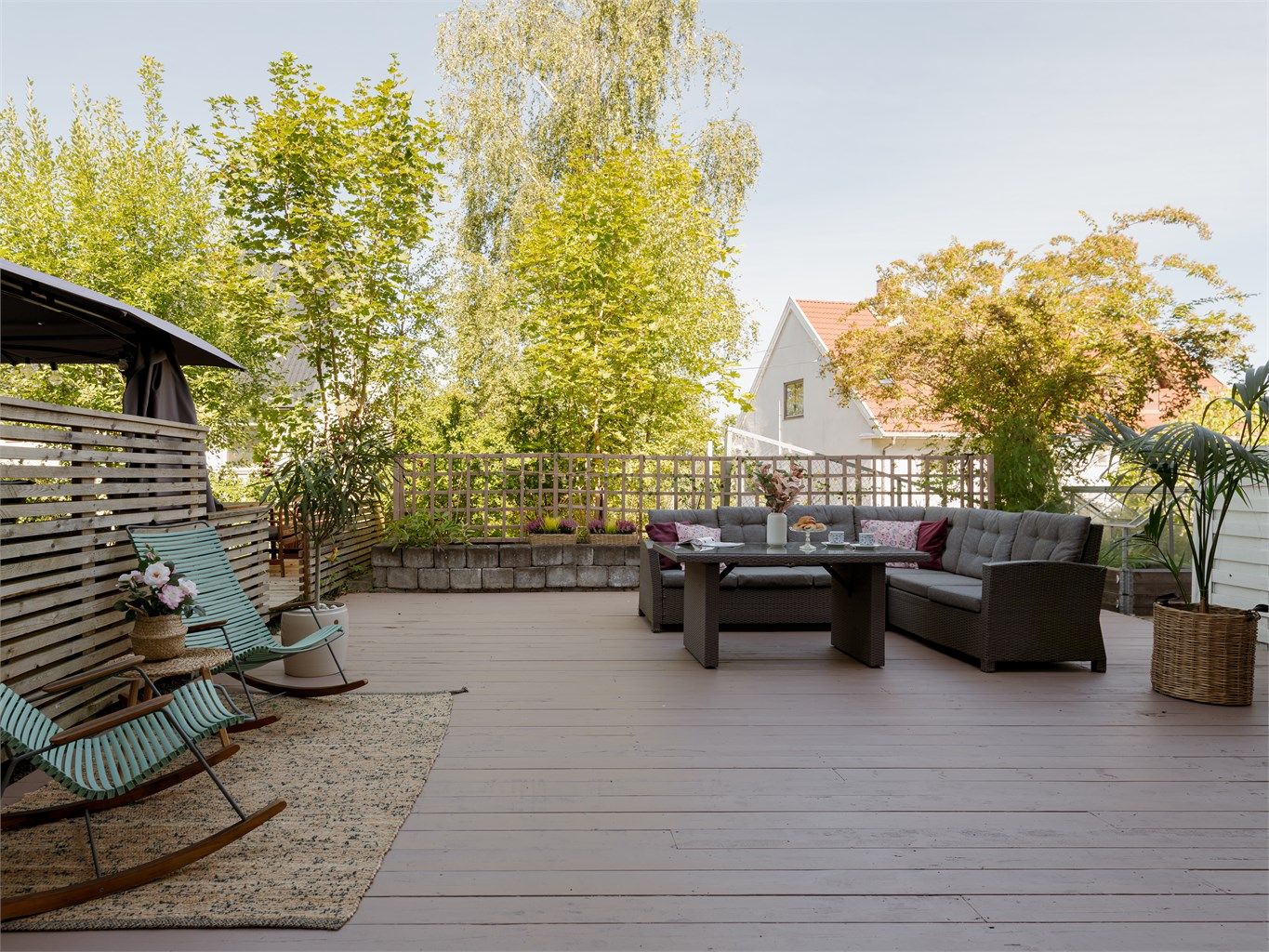 Fra hovedsoverommet har du direkte utgang til en imponerende markterrasse på hele 48 kvm. 