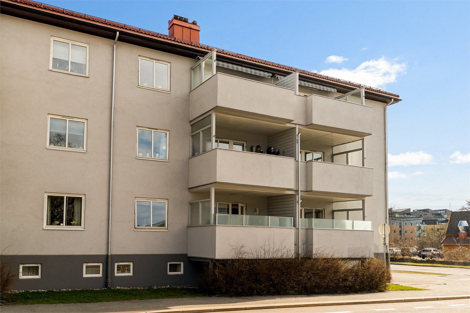 Byggets fasader består av murpuss, og bærende konstruksjoner er i hovedsak av betong.