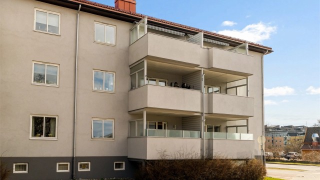 Byggets fasader består av murpuss, og bærende konstruksjoner er i hovedsak av betong.
