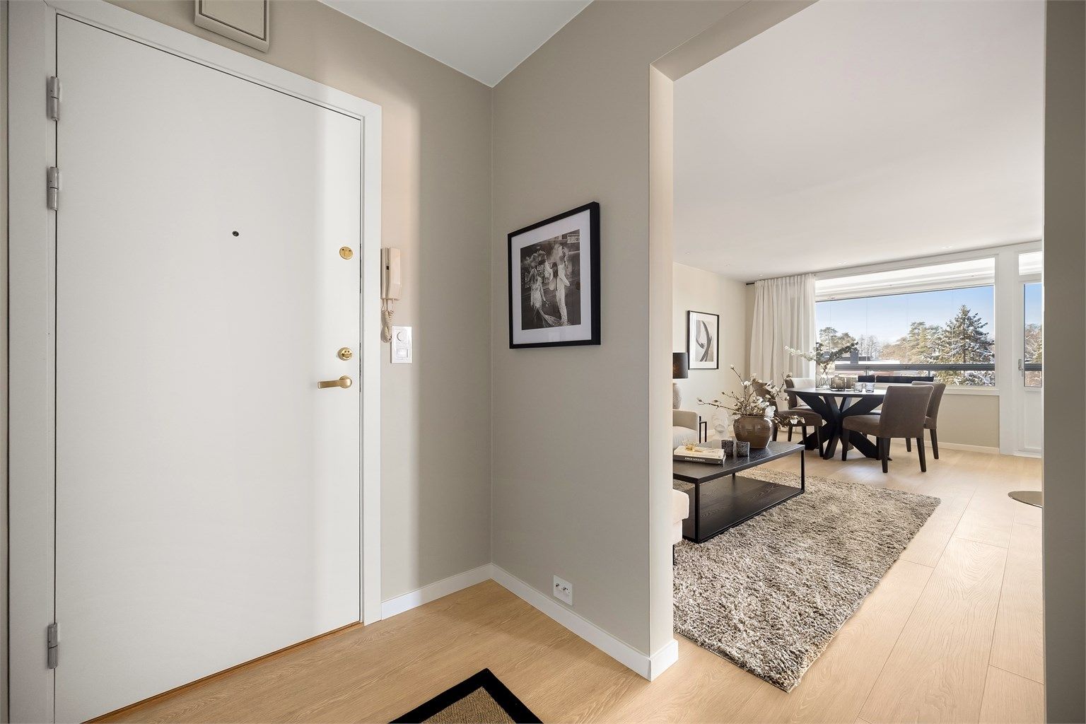 Entrédøren er brann- og lydklassifisert for økt trygghet og komfort.