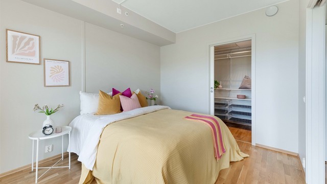 Stort soverom med egen walkin-garderobe/bod.