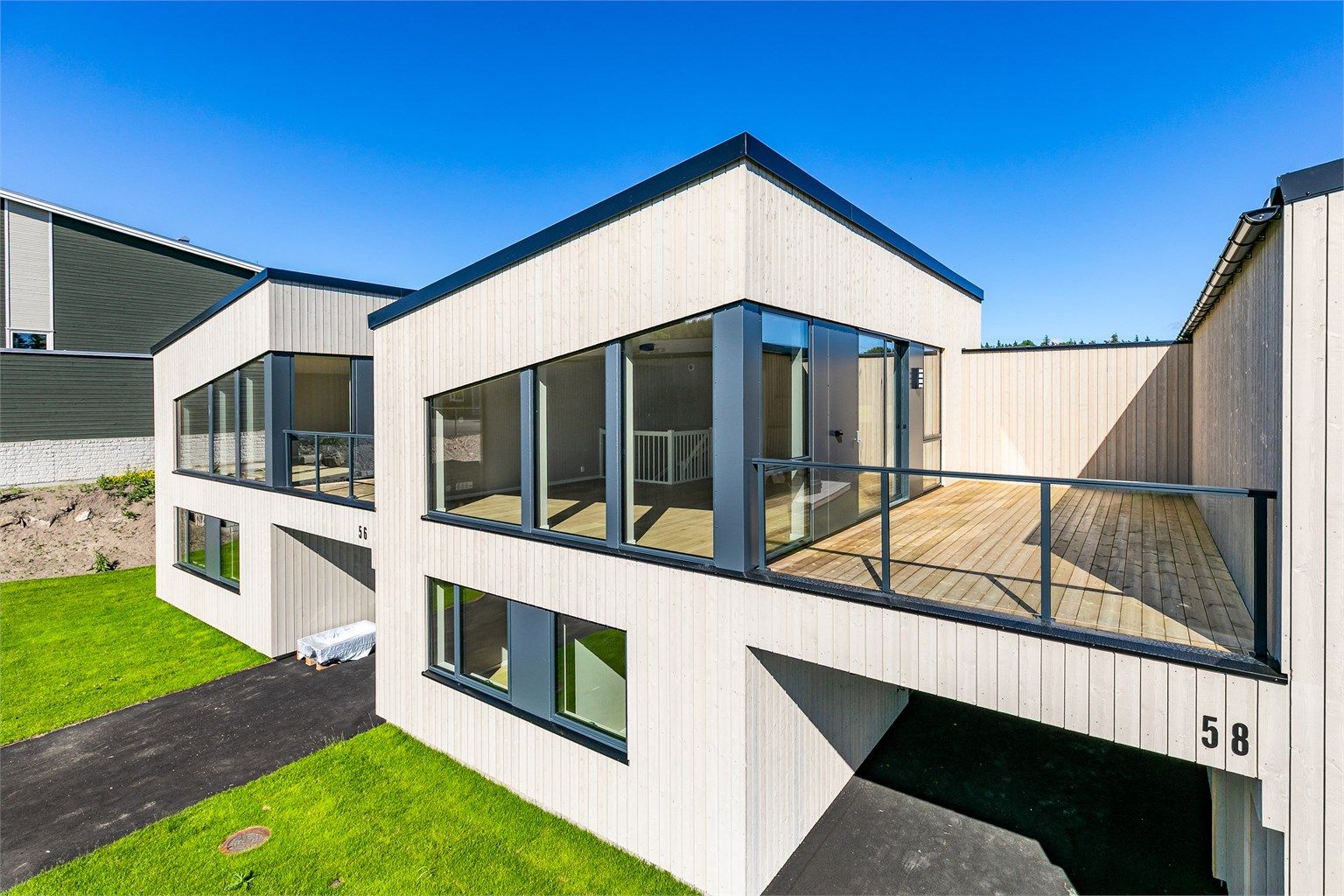 Boligene leveres med god standard og carport med en deilig, solrik takterrasse over.