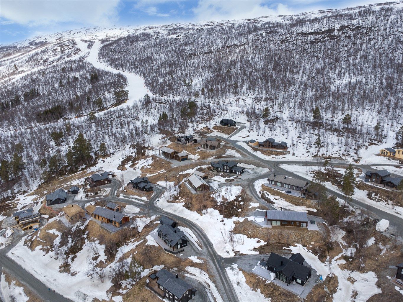 Dronebilde over tomteområdet i Bjorlia Nordvest med skitrekket og trasee i bakgrunnen