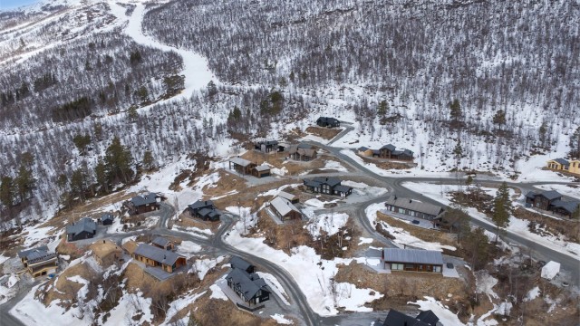 Dronebilde over tomteområdet i Bjorlia Nordvest med skitrekket og trasee i bakgrunnen