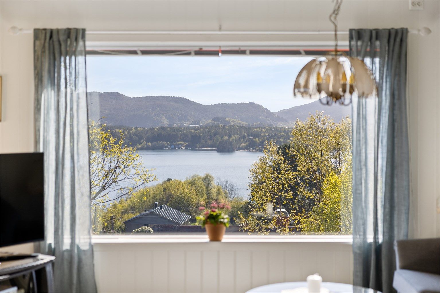 Fra hovedvinduet i stuen er det nydelig utsikt mot Åsefjorden! 