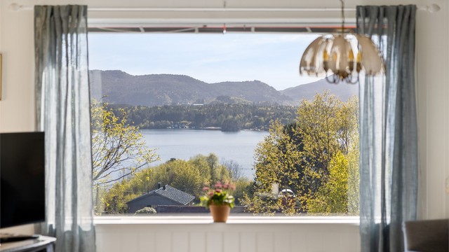 Fra hovedvinduet i stuen er det nydelig utsikt mot Åsefjorden!