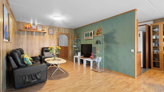 Felles fjernvarmeanlegg med radiatorer og felles varmtvann (fyring inkl. i felleskostnadene)