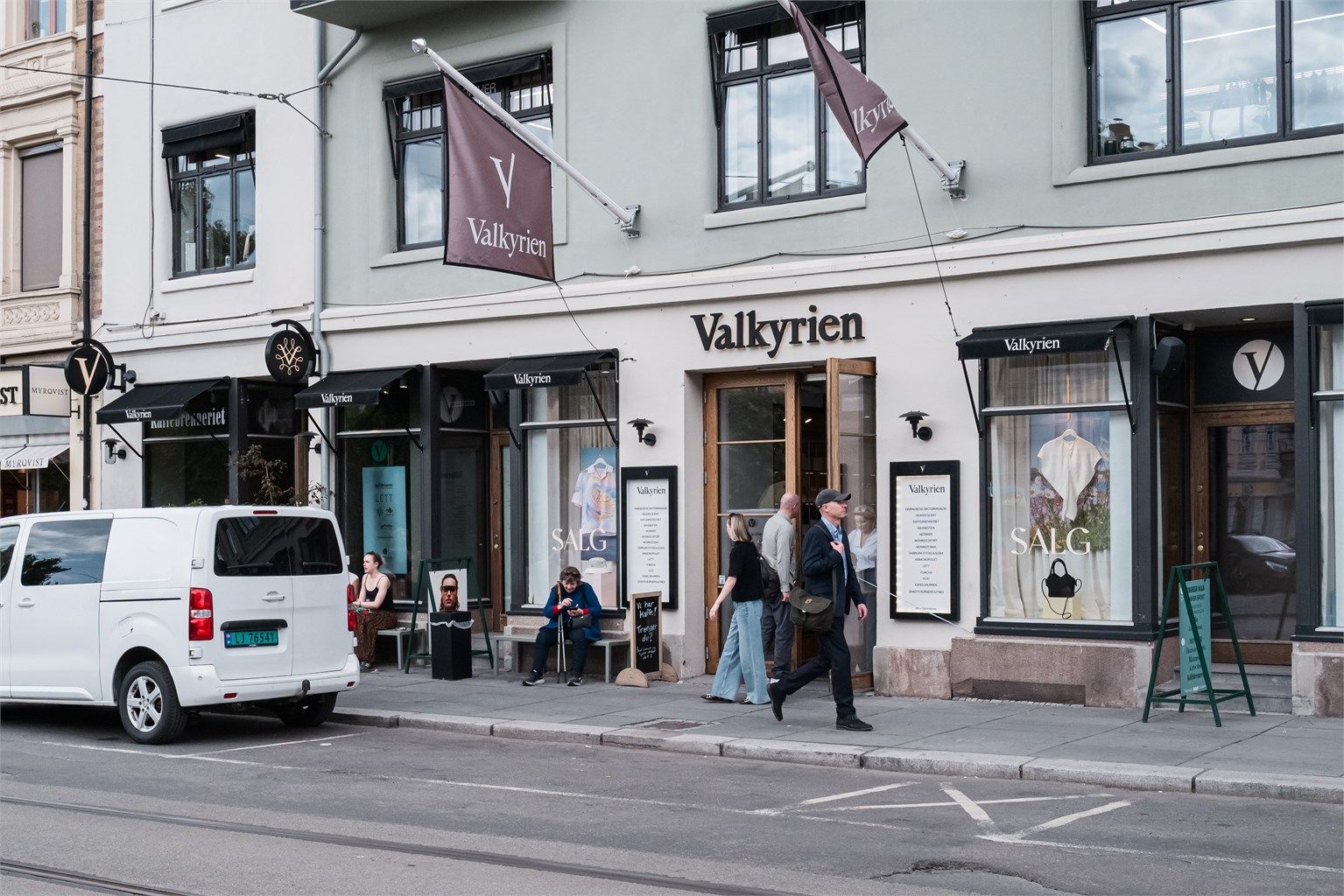 Valkyrien Senter og et bredt utvalg av servicetilbud er rett i nærheten.