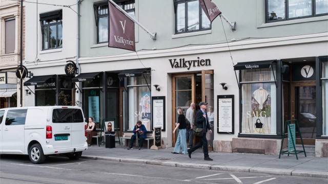 Valkyrien Senter og et bredt utvalg av servicetilbud er rett i nærheten.