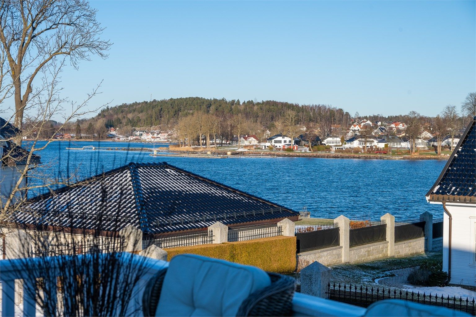 Sjøutsikt fra terrassen i 2. etasje. 