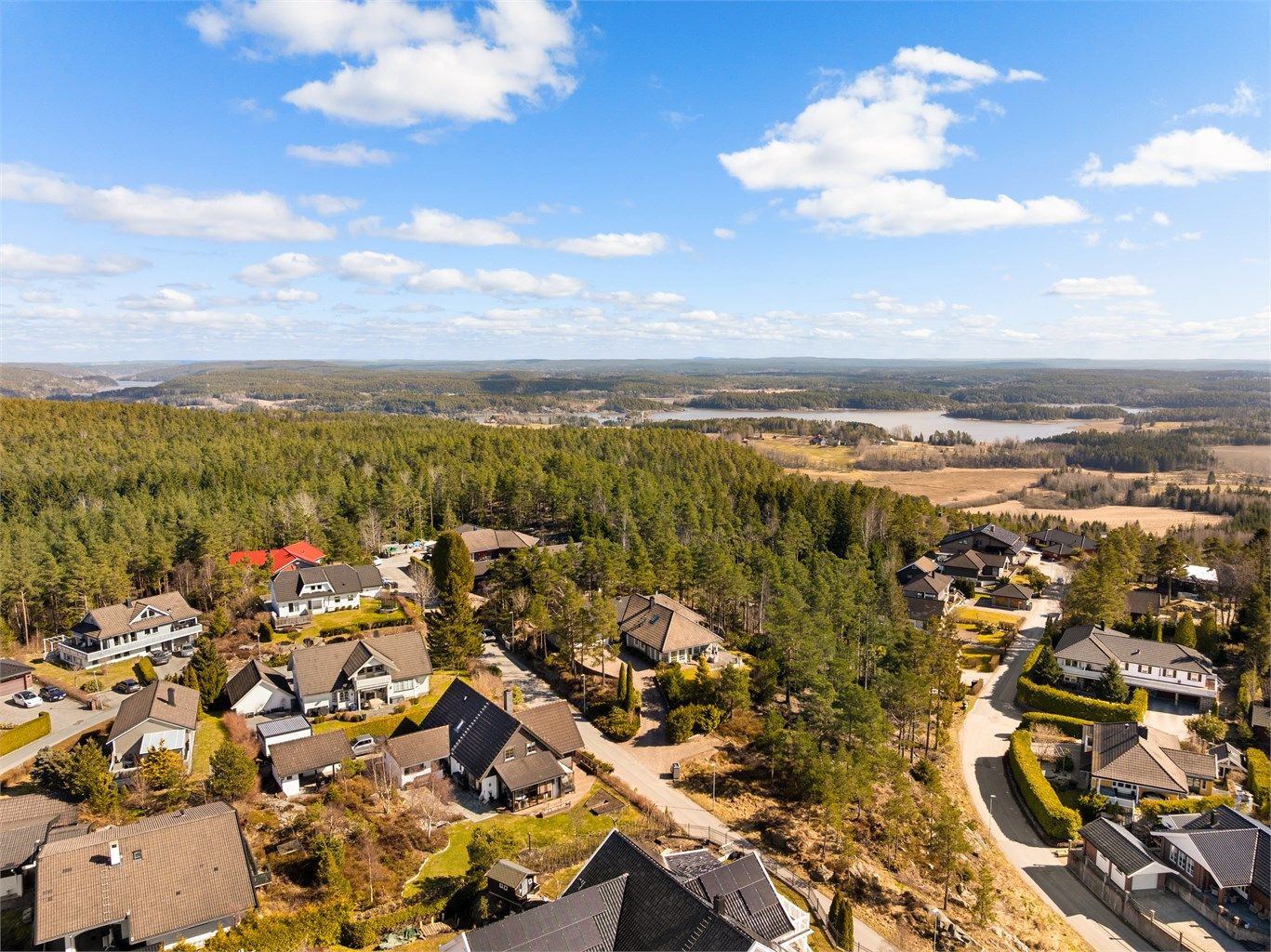 Bebyggelsen langs Høvreveien ligger på et eget platå øverst i Stikkaåsen. Her bor du tilbaketrukket, men likevel ikke mer enn 10 minutter unna sentrum.
