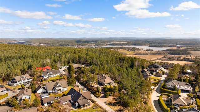 Bebyggelsen langs Høvreveien ligger på et eget platå øverst i Stikkaåsen. Her bor du tilbaketrukket, men likevel ikke mer enn 10 minutter unna sentrum.