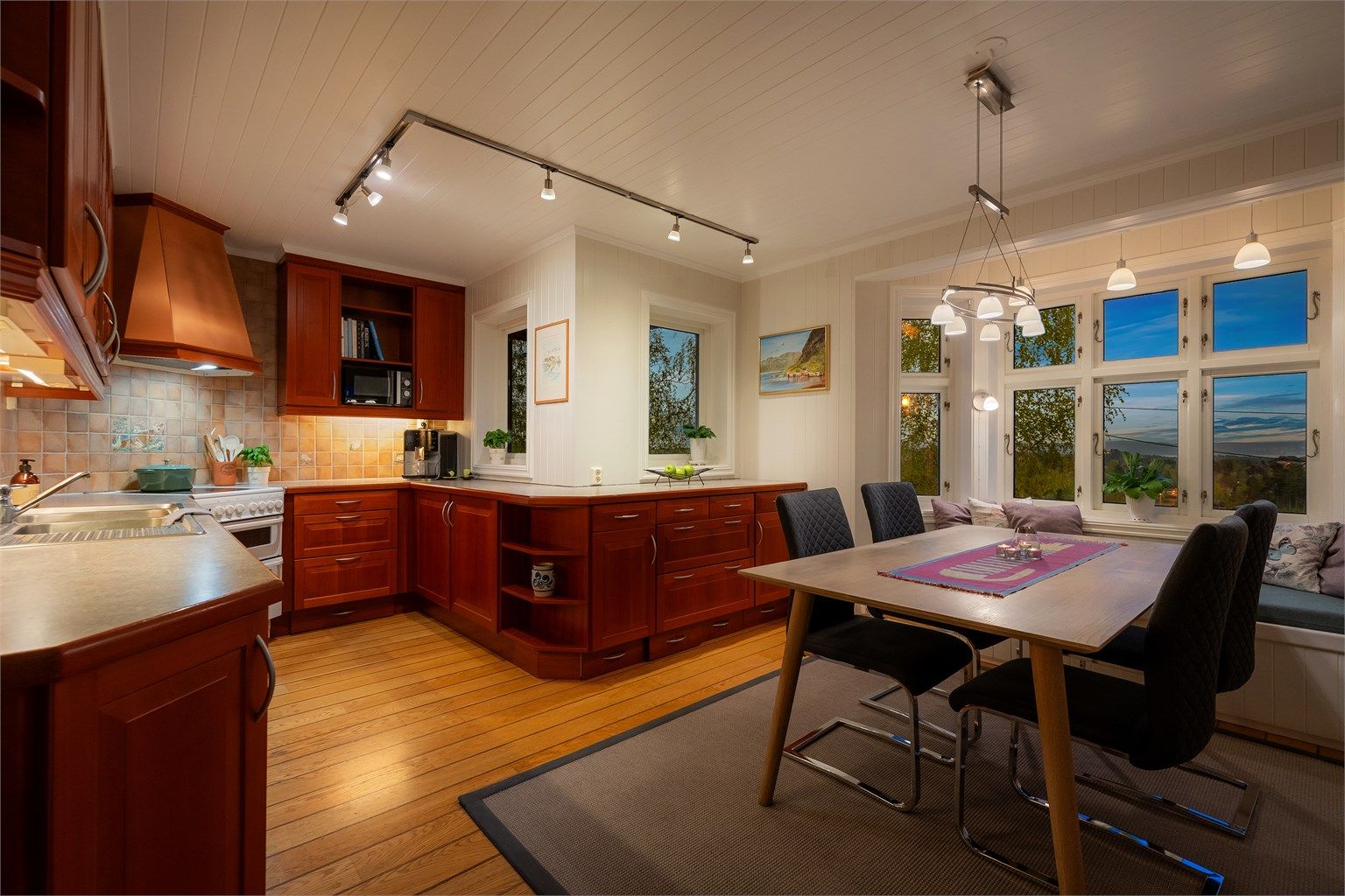 Boligen har en innholdsrik og god planløsning og 3 plan