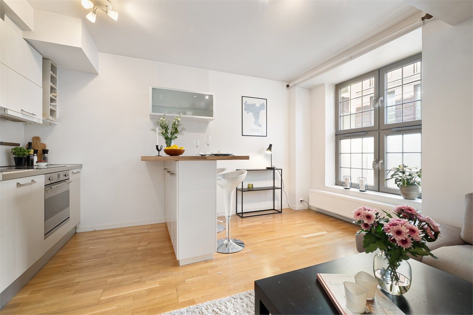 Perfekt førstegangsleilighet med en innholdsrik planløsning, lave felleskostnader og en svært sentral beliggenhet