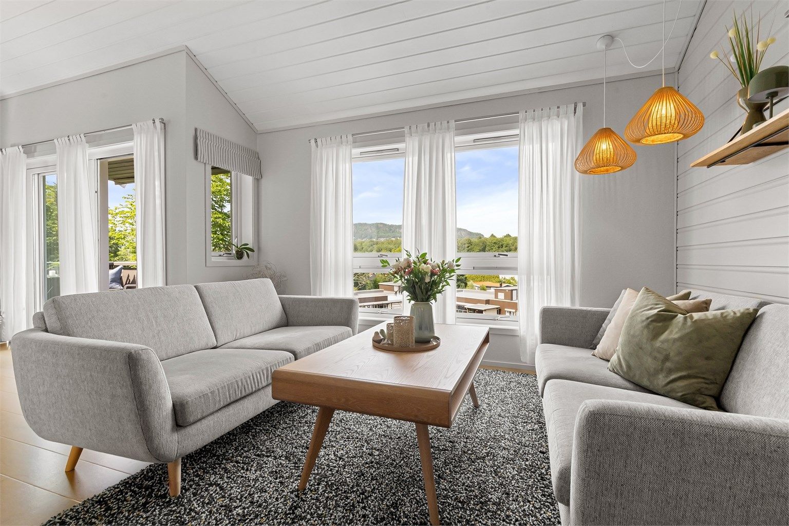Det er god plass til sofagruppe og spisebord i stuen