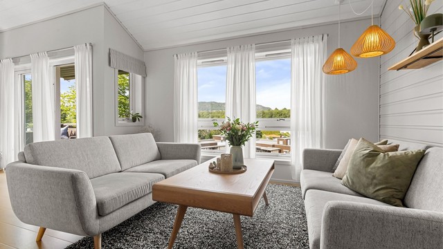 Det er god plass til sofagruppe og spisebord i stuen
