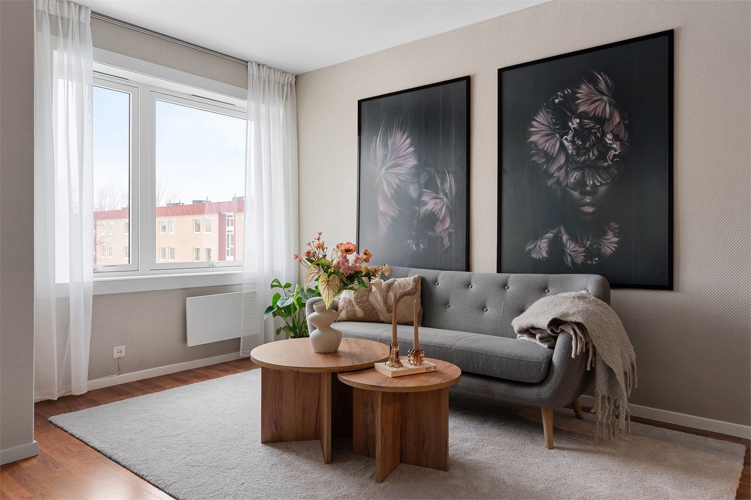 Overflatene er holdt i duse og behagelige nyanser. 
