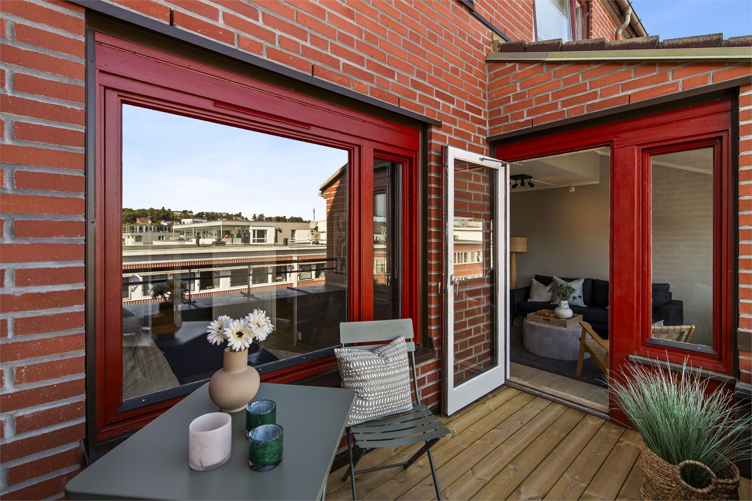 Utsikt fra balkongen inn mot stuen.
Foto: [Fotograf Magik]