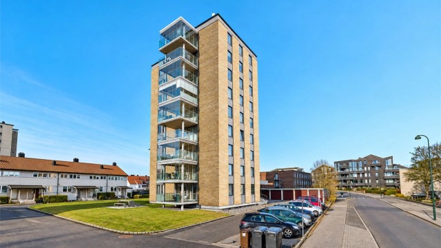 Borettslaget er pent opparbeidet med gressplen, beplantning og biloppstillingsplasser hvor det er førstemann til mølla-prinsipp.