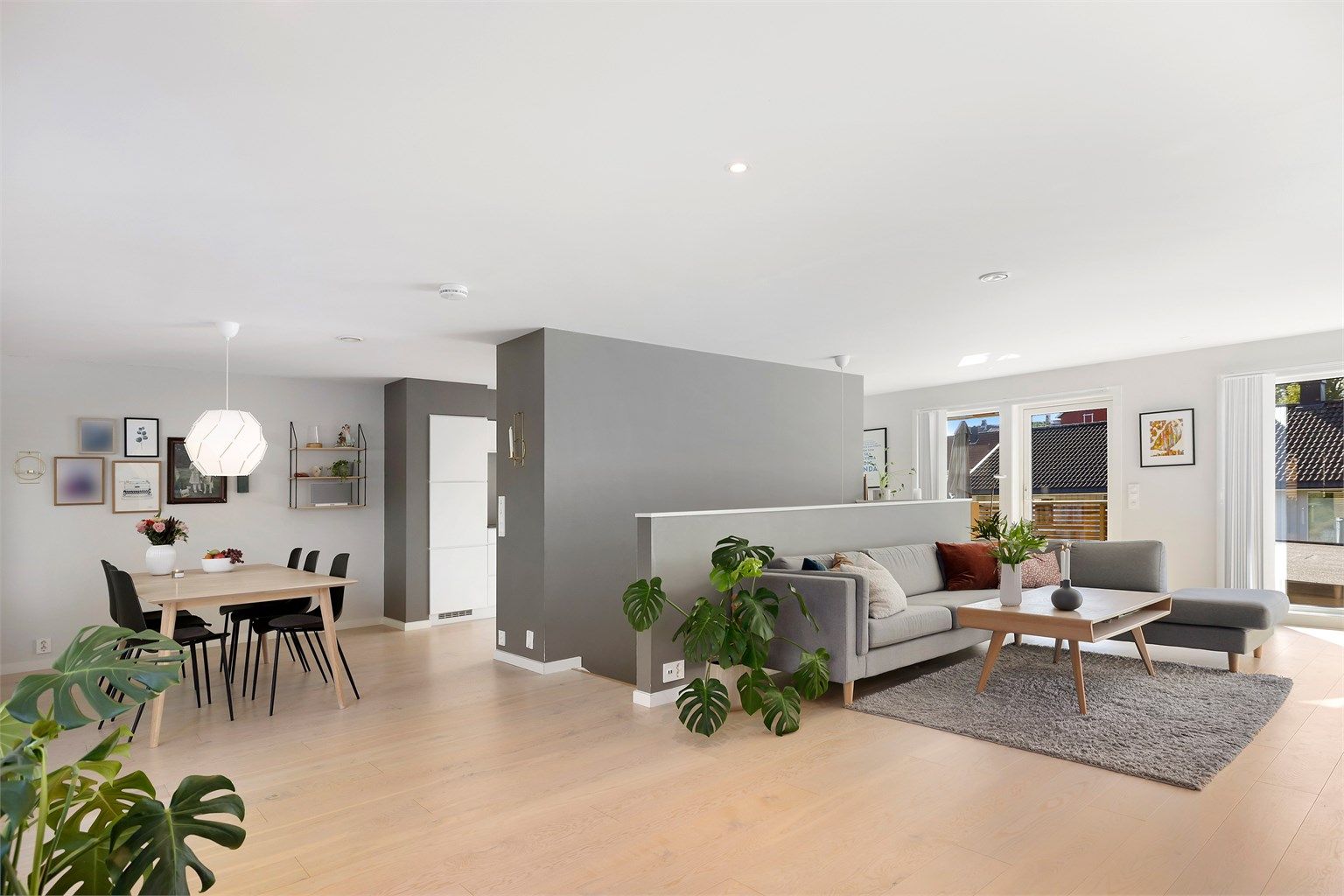 Boligen har en gjennomgående god standard med hovedsakelig parkett på alle gulv samt malte gipsplater i himling.