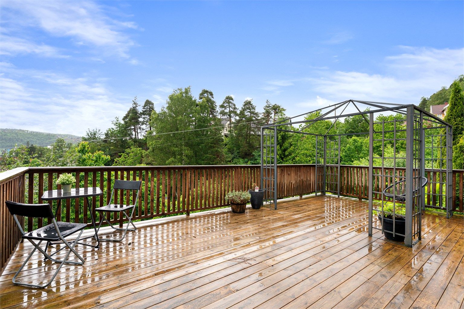 Usjenert og romslig terrasse på hele 46 kvm