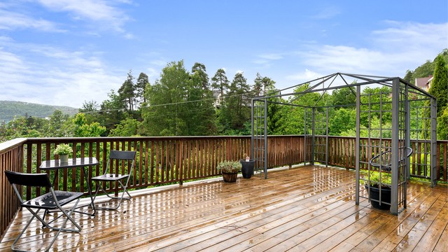 Usjenert og romslig terrasse på hele 46 kvm