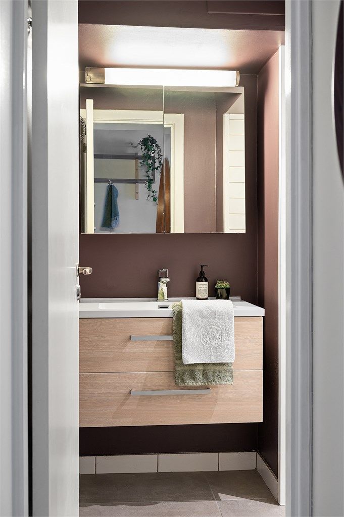 Innredningen består av servant med servantskuffer og et praktisk speilskap med belysning.